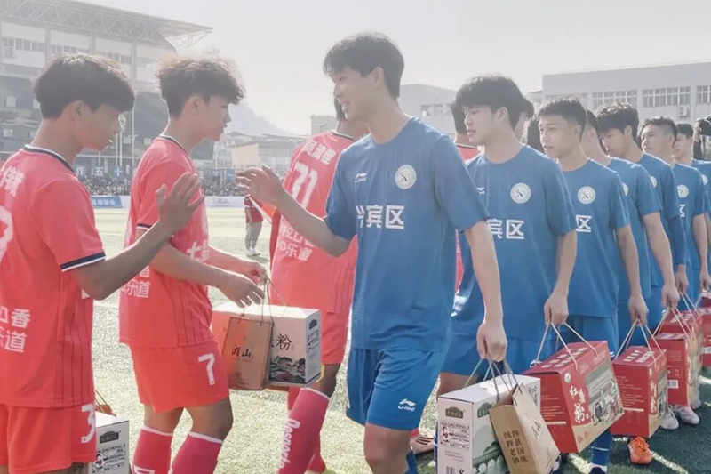 開(kāi)賽前，雙方球員互贈(zèng)來(lái)賓紅薯粉和桂林米粉等特產(chǎn)。興賓融媒供圖