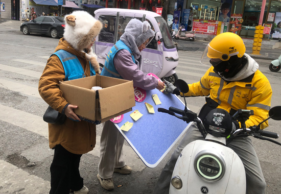 快遞員在留言板寫建議