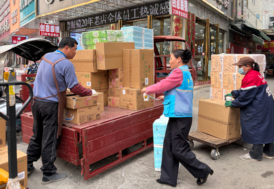 志愿者給搬運勞動者送姜水