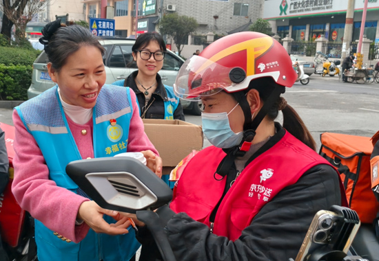 志愿者給快遞員送姜水