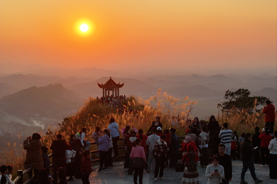 游客在北寮嶺公園觀賞落日