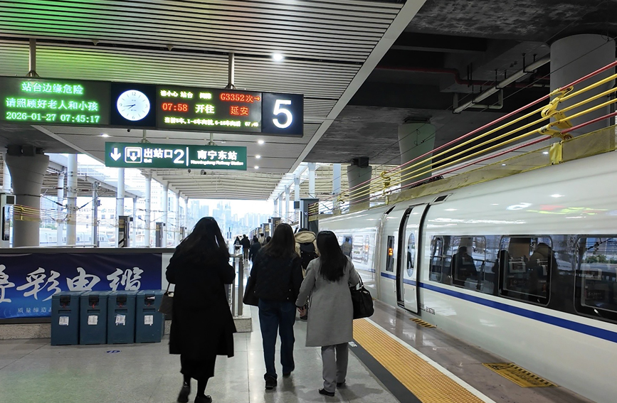 圖為1月27日G3352次列車?？磕蠈帠|站站臺。林世杰攝