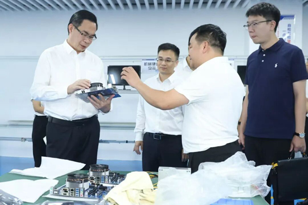 柳州銀行黨委書記、董事長謝斌到人工智能企業(yè)調研