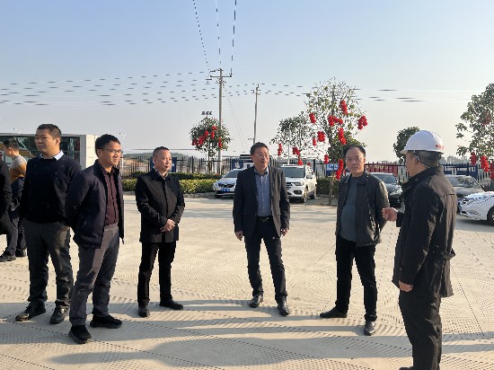 凌星高與祥盛家居科技材料股份有限公司相關負責人交談