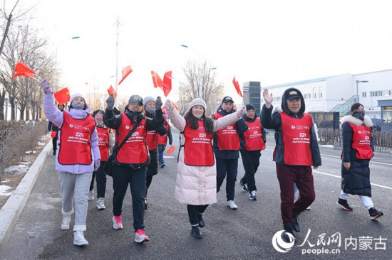 市民徒步迎接新年。人民網(wǎng)記者 劉藝琳攝