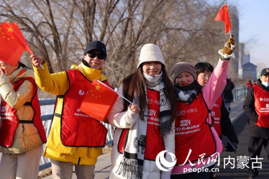 市民徒步迎接新年。人民網(wǎng)記者 富麗娟攝