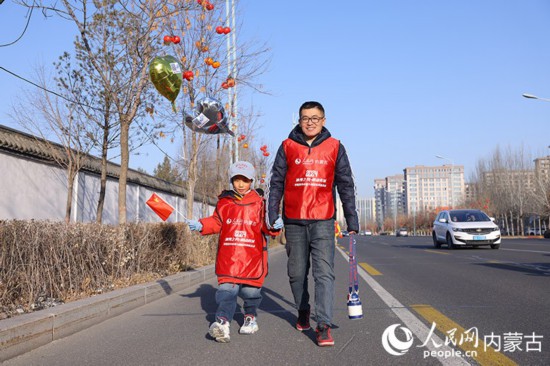 市民徒步迎接新年。人民網(wǎng)記者 寇雅楠攝