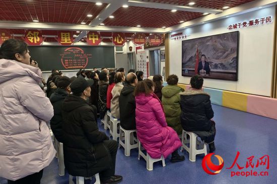 長城花園社區(qū)居民在社區(qū)黨群活動中心一起觀看習近平主席新年賀詞直播。人民網(wǎng)記者 梁宏鑫攝