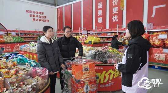 直播期間，人民網(wǎng)記者采訪消費(fèi)者。