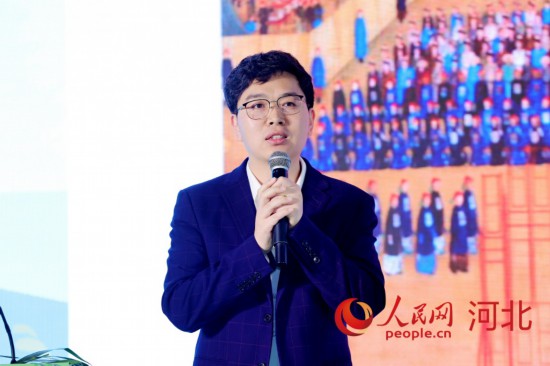 承德泓輝雙合酒業(yè)有限公司品牌宣傳部經(jīng)理孫冬昌作分享。人民網(wǎng)記者 周博攝