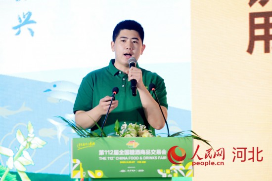 河北塞罕金葫蘆藥業(yè)有限公司總經(jīng)理張軼源作分享。人民網(wǎng)記者 周博攝
