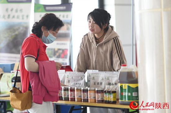 觀眾參觀入口處的農(nóng)特產(chǎn)品。人民網(wǎng)記者 白鴿攝