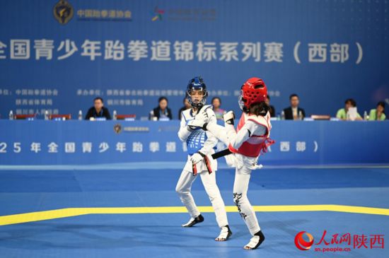 比賽現(xiàn)場(chǎng)，運(yùn)動(dòng)員激烈對(duì)決。人民網(wǎng)記者 白鴿攝